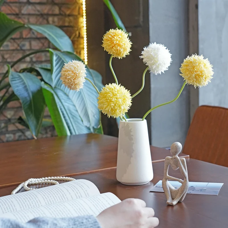 Lebensechter dekorativer Blumenstängel