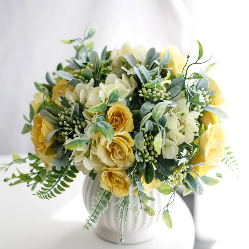 Eleganter künstlicher Blumenstrauß