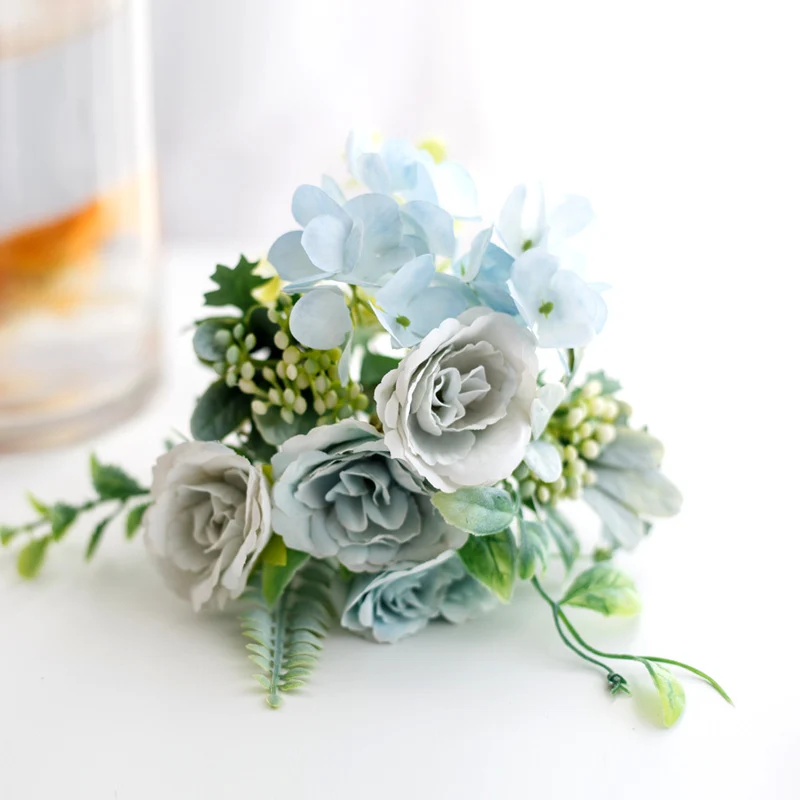 Eleganter künstlicher Blumenstrauß