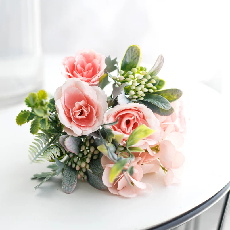 Eleganter künstlicher Blumenstrauß