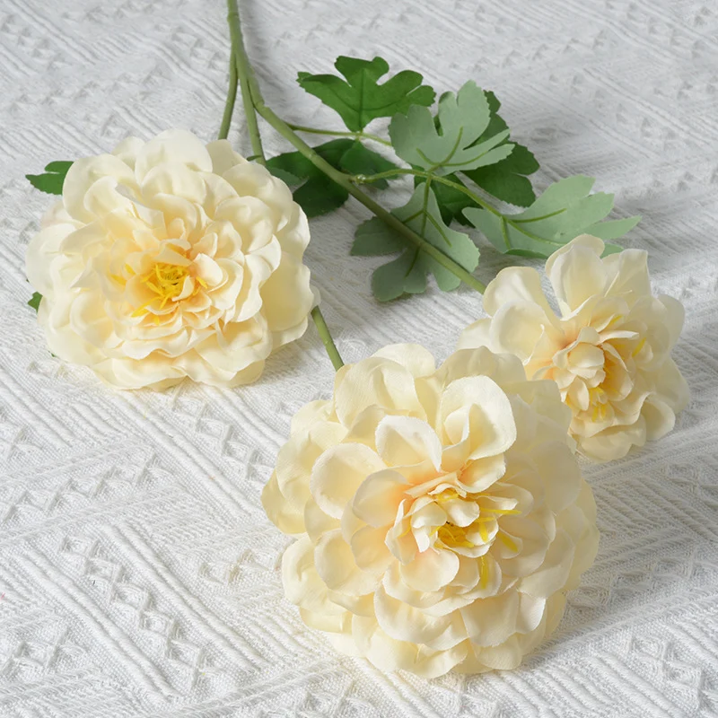 Künstliches Blumenarrangement mit Ringelblumen