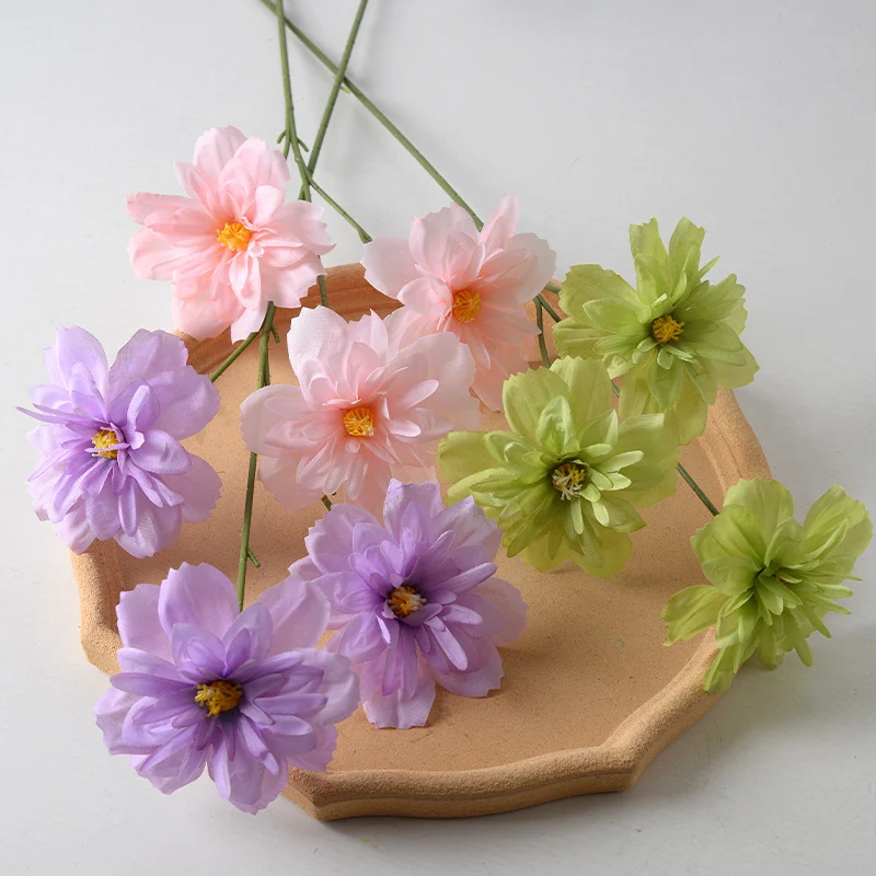 Dekorative Stoffblumenstielanordnung