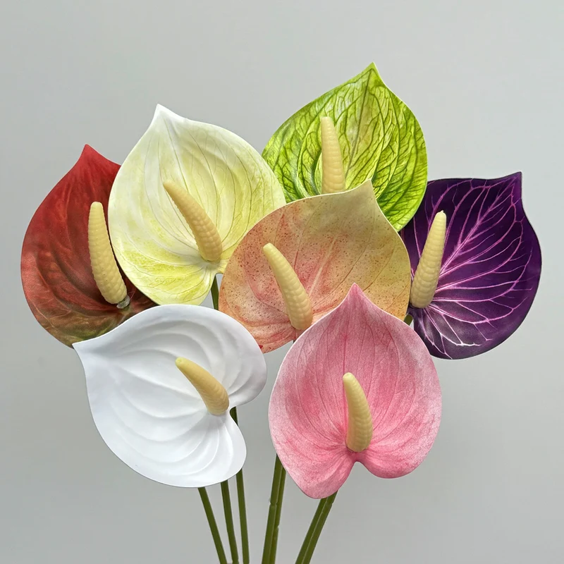 Lebensnahe dekorative Anthurium-Blütenstielanordnung