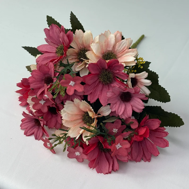 Lebensechter Gänseblümchen Blumenstrauß