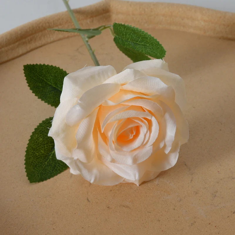 Elegantes Seidentuch Rosenhaaraccessoire