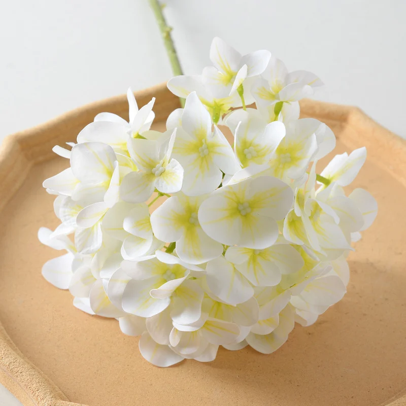 Dekorativer Kunstblumenstrauß