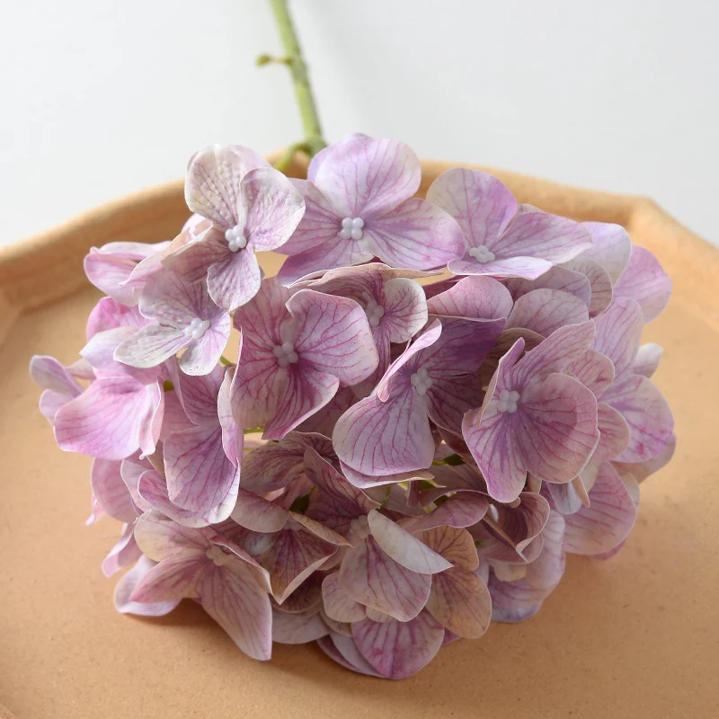 Dekorativer Kunstblumenstrauß