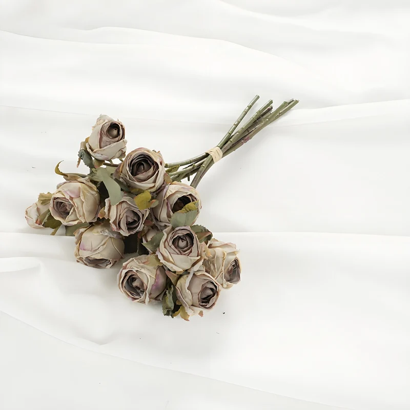 Realistischer künstlicher Rosenstrauß