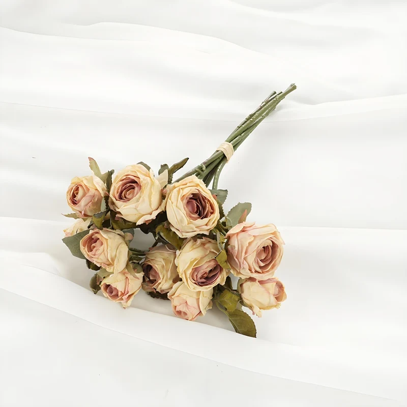 Realistischer künstlicher Rosenstrauß