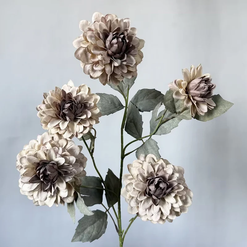 Eleganter künstlicher Dahlienstrauß