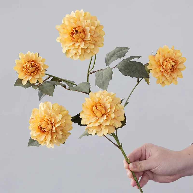 Eleganter künstlicher Dahlienstrauß