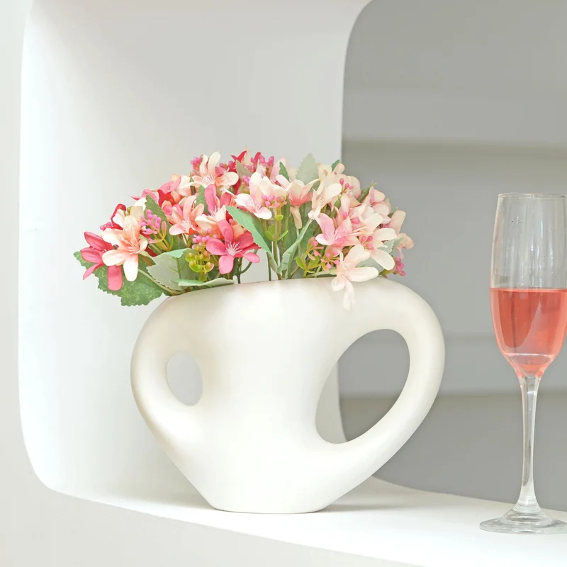 Lebensechte gemischte Blumenarrangement