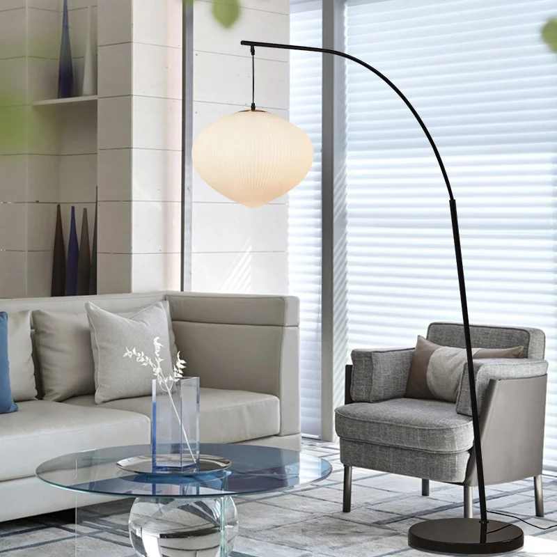 Arc Stehlampe mit elegantem Schirm
