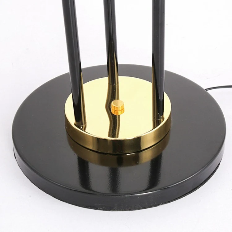 Verstellbare Stehlampe mit mehreren Köpfen