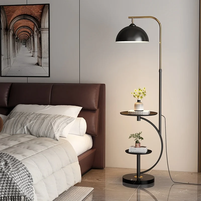 Höhenverstellbare Stehlampe mit Beistelltisch
