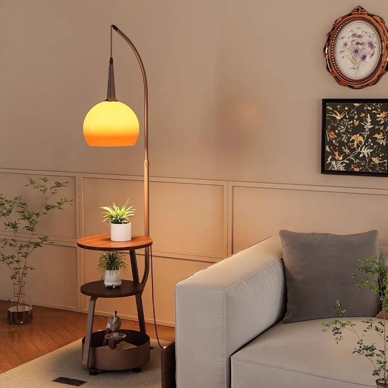 Verstellbare Stehlampe mit integriertem Beistelltisch