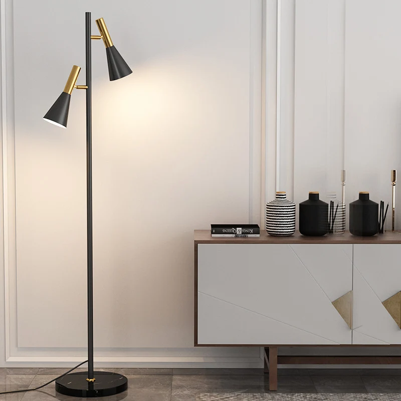 Verstellbare Stehlampe mit doppelten Schirmen