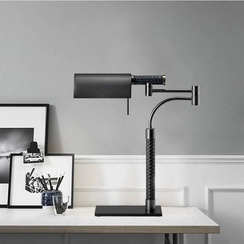 Verstellbare Schreibtischlampe mit modernem schwenkbarem Arm