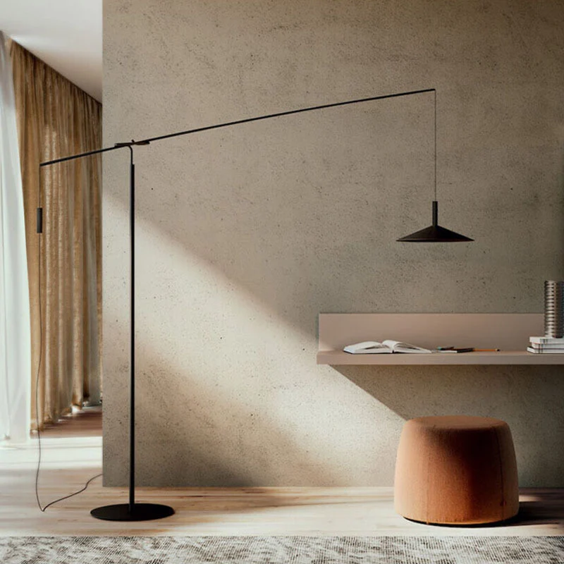 Verstellbare Bogenstehlampe mit minimalistischem Design