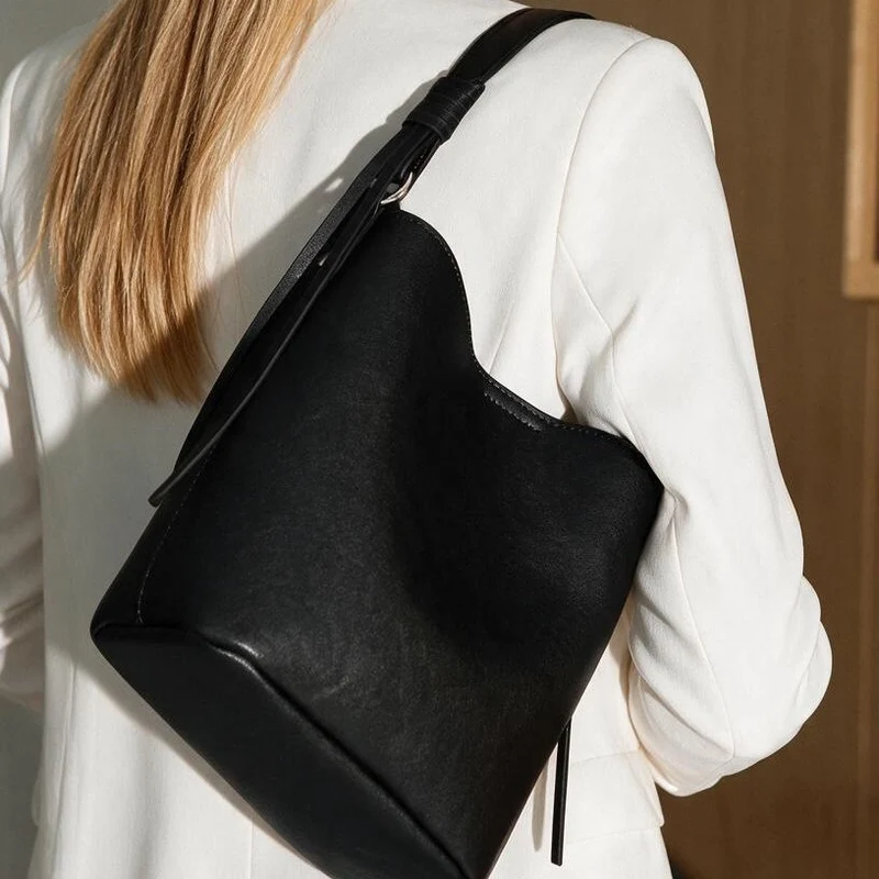 Strukturierte Leder-Schulter-Bucket-Tasche mit geknotetem Träger