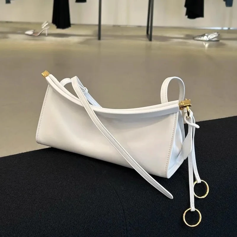 Strukturierte Leder Baguette Schultertasche mit goldener Hardware