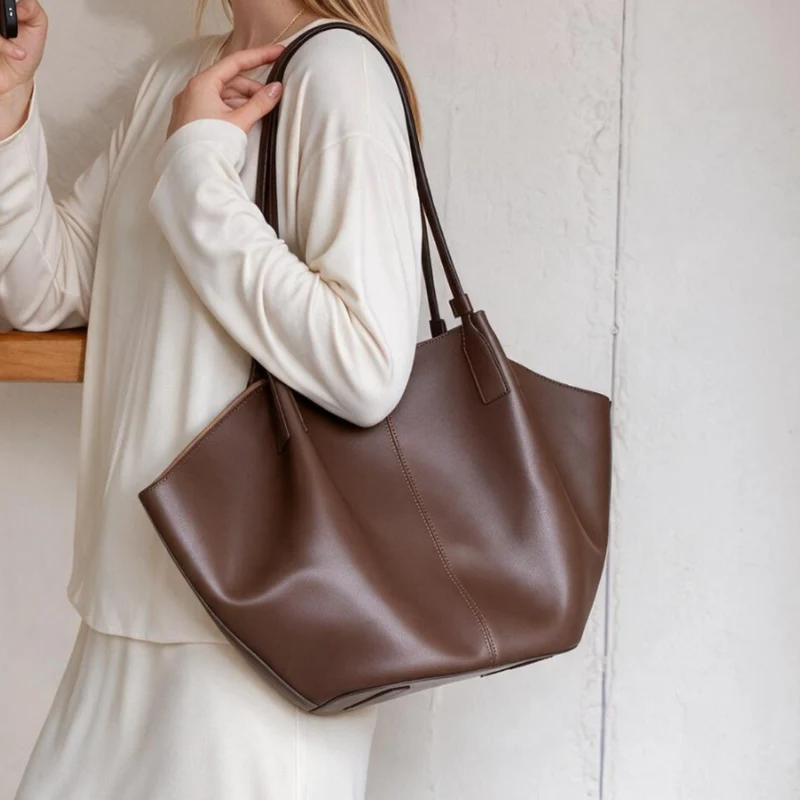Lässiger skulpturaler Offene-Top Schultertasche mit Mittelnaht