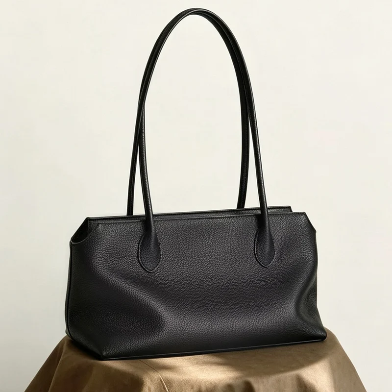 Slim rechteckige genoppte Tasche mit verlängerten Schultergurten
