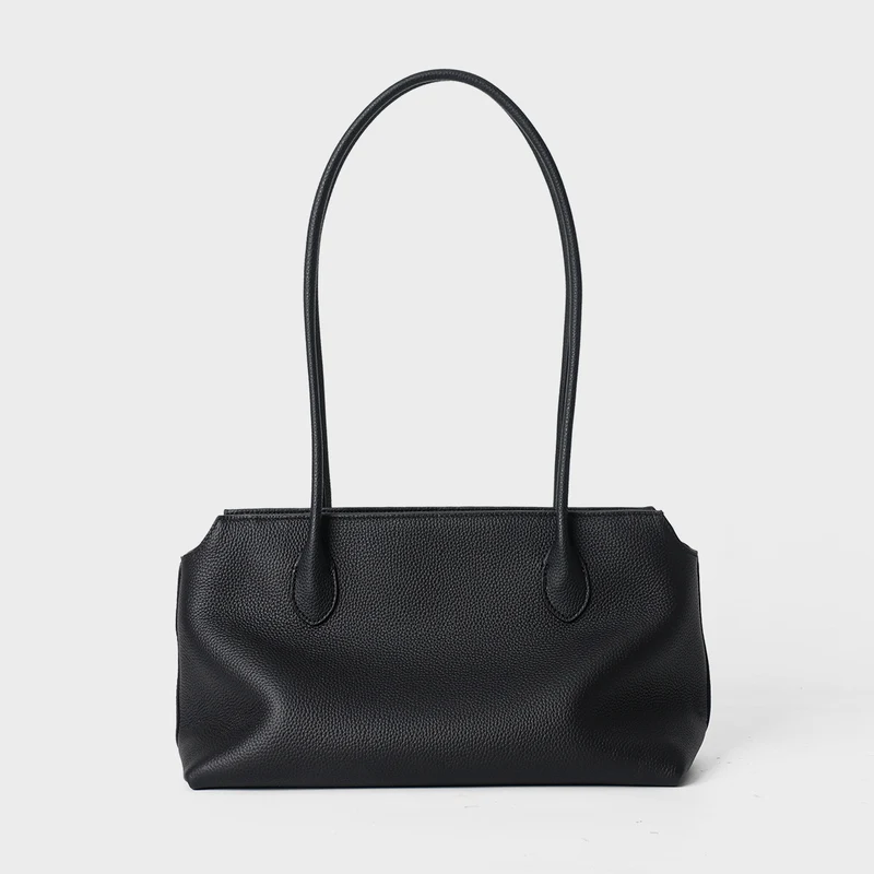 Schlanke Minimalistische Schultertasche mit langen Trägern