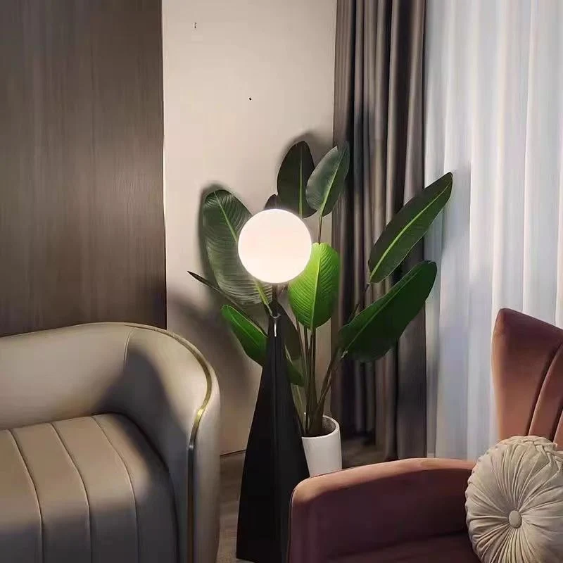 Moderne Skulpturierte Stehlampe